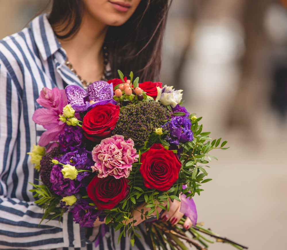 buquê de flores nas mãos de uma mulher jovem